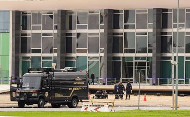 Brasília (DF) 14/11/2024 - Policiais fazem perícia no corpo de Francisco Wanderley Luiz, de 59 anos, em frente ao STF.  Segundo a Polícia Civil do DF, Francisco foi autor das explosões ocorridas nesta quarta-feira (13) na Praça dos Três Poderes.
Foto: Fabio Rodrigues-Pozzebom/Agência Brasil