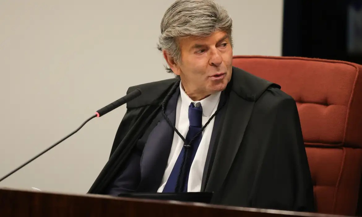 Brasília (DF) 10/09/2025 - O ministro Luiz Fux chega para proferir seu voto  na Primeira Turma do Supremo Tribunal Federal (STF) que realiza o quarto dia de julgamento dos réus do Núcleo 1 da trama golpista, formado pelo ex-presidente Jair Bolsonaro e mais sete aliados.  Foto: Fabio Rodrigues-Pozzebom/ Agência Brasil