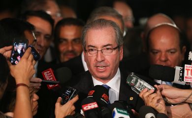 Brasília - O deputado Eduardo Cunha fala à imprensa depois da entrega do processo de impeachment da presidenta Dilma ao Senado  (Fabio Rodrigues Pozzebom/Agência Brasil)