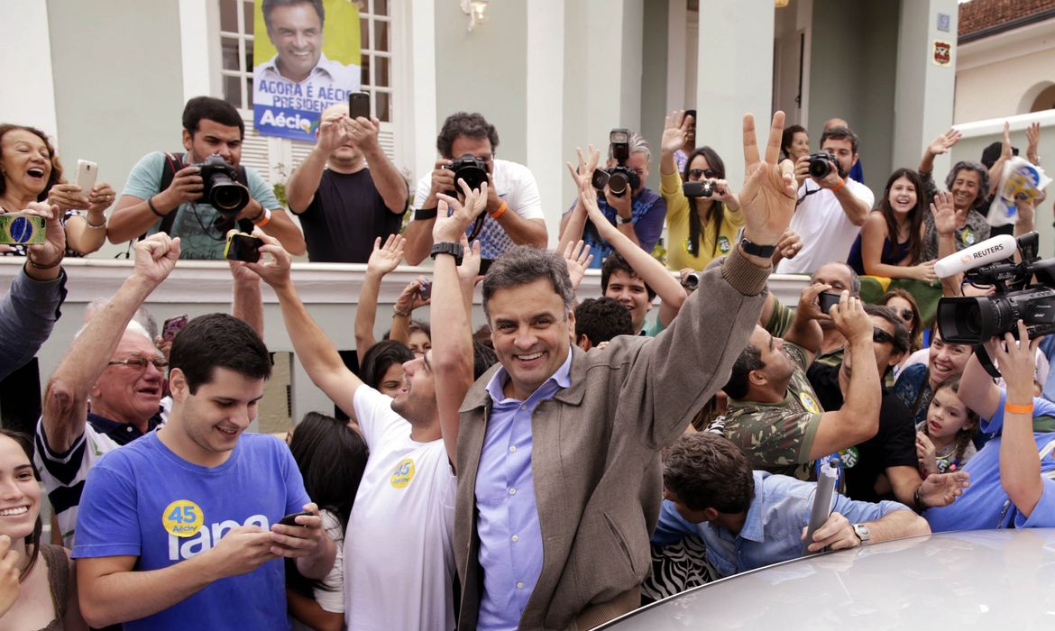 O candidato à Presidência da República, Aécio Nevesl, saudado por eleitores pelas ruas de São João del Rei (Igo Estrela/Divulgação Coligação Muda Brasil)