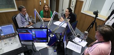 Kariane Costa e Hélio Doyle nos estúdios da Rádio Nacional