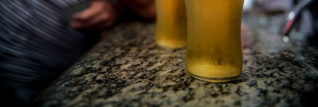 Copos de cerveja A quantidade de brasileiros que consome álcool semanalmente cresceu 20% nos últimos seis anos, aponta o 2° Levantamento Nacional de Álcool e Drogas (Lenad), divulgado hoje (10) pela Universidade Federal de São Paulo (Unifesp).
