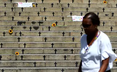 Rio de Janeiro (RJ), 08/03/2023 - Ato denúncia em frente à Câmara Municipal, organizado pelo campanha Levante Feminista contra o Feminicídio, colocarão 210 cruzes nas escadarias do Palácio Pedro Ernesto, simbolizando cada uma das 111 mulheres assassinadas no estado em 2022 e as 99 mulheres assassinadas em 2023. Foto: Tânia Rêgo/Agência Brasil