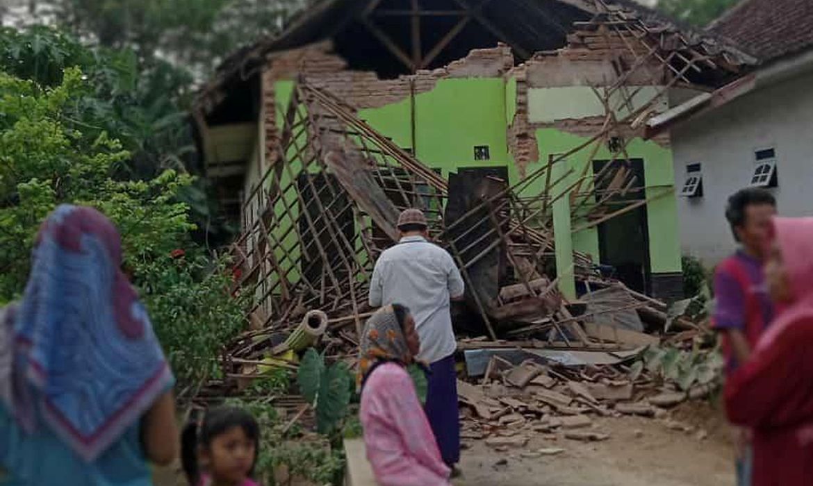 Destroços de uma casa após o Terremoto em Malang, Java.

Damaged house affected by an earthquake is pictured in Malang