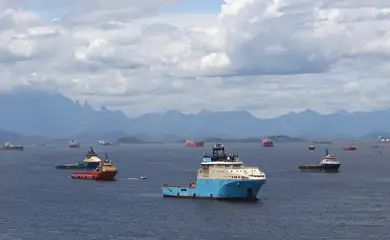 Embarcações ancoradas na Baía de Guanabara.