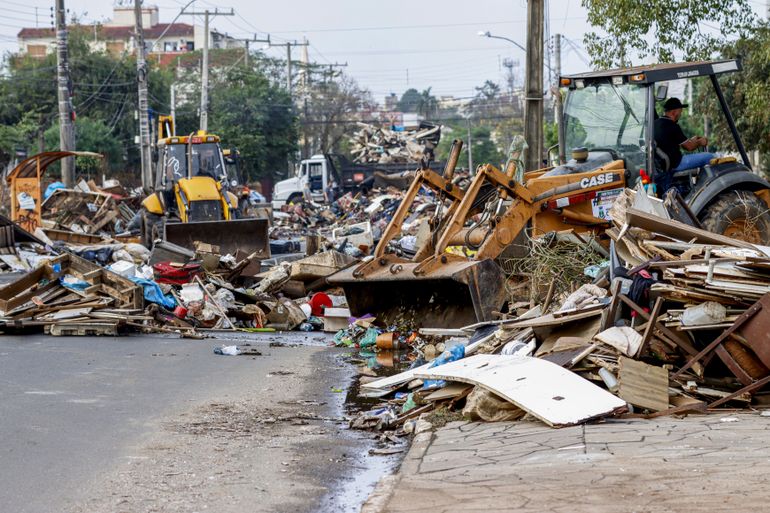 Canoas (RS), 23/06/2024 - Tratores fazem limpeza de rua após enchente que atingiu toda a escola. Foto: Bruno Peres/Agência Brasil