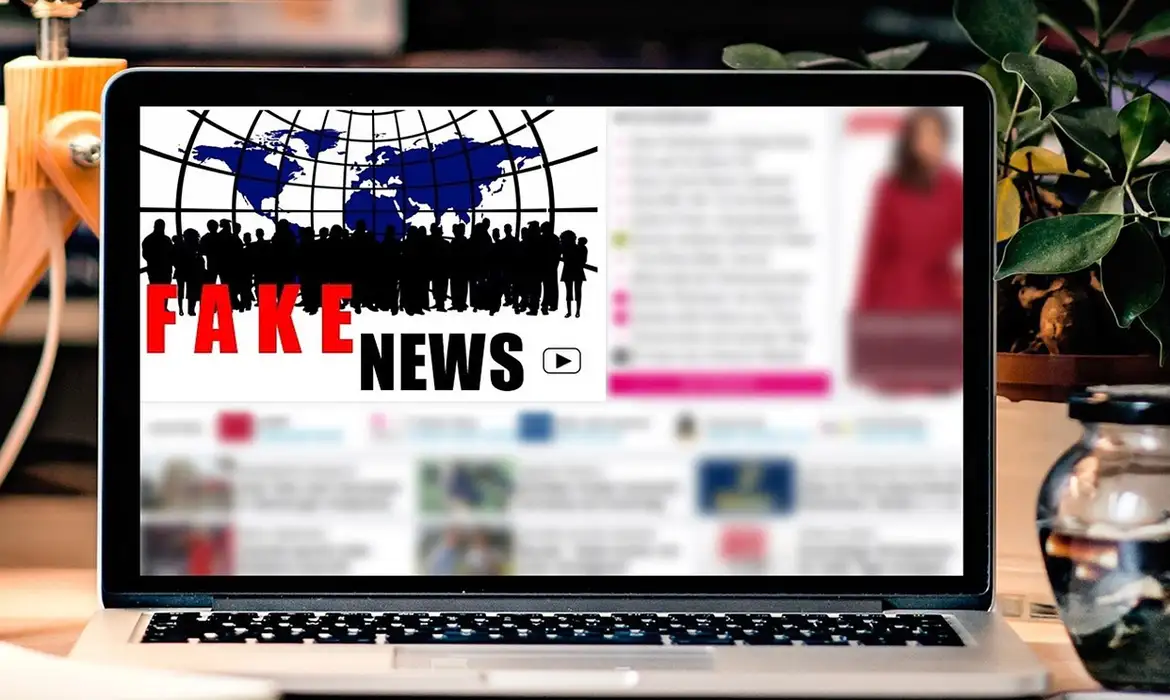 Fake News; Notícia Falsa; Celular; Notebook; Computador; Notícia - Nova onda de fake news no Brasil influencia a guerra digital. Foto: Pixabay