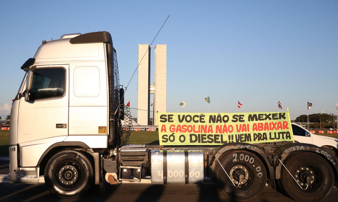 Um grupo de motoristas de guincho protesta neste domingo (27) na Esplanada dos Ministérios, em Brasília, pelo fim dos impostos que incidem sobre o diesel.