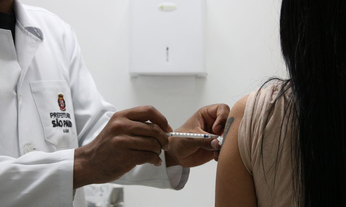 Vacinação de adultos contra covid-19 na Unidade Básica de Saúde - UBS Brás.