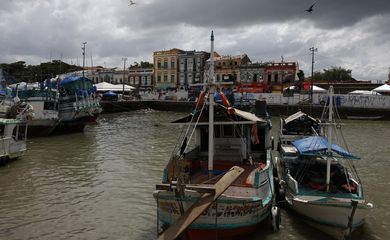Belém (PA) 14/12/2024 – Barcos pesqueiros atracados na Doca do Ver-o-Peso, na Cidade Velha, às margens da baía do Guajará. Foto: Fernando Frazão/Agência Brasil