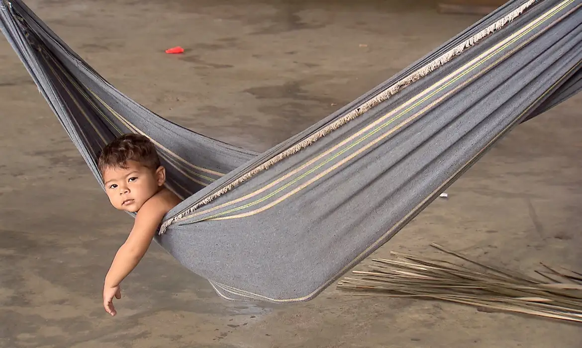Divulgação/Caminhos da Reportagem Criança amazonense no embalo da rede.