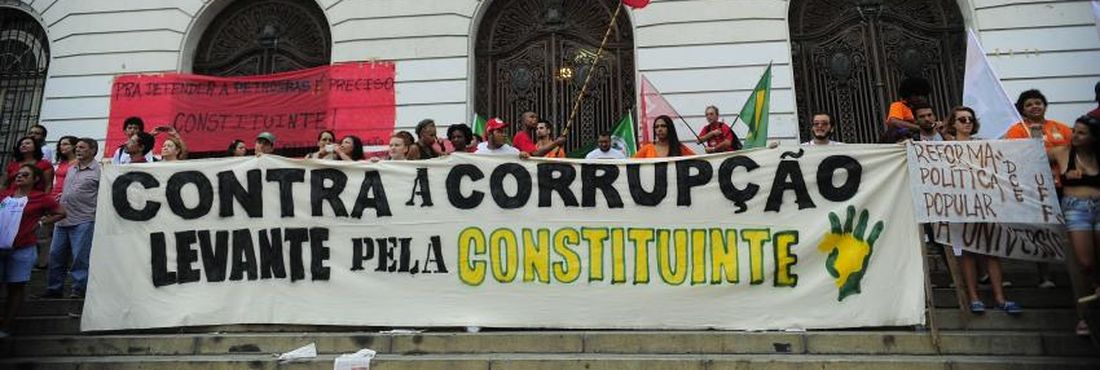 Manifestantes reunidos na Cinelândia, centro do Rio de Janeiro, fazem ato em defesa da Petrobras e da presidenta Dilma Rousseff.