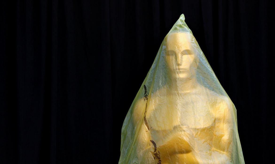 Estátua do Oscar coberta de plástico durante preparativos para cerimônia em Los Angeles