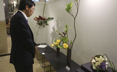 O embaixador do Japão, Akira Yamada, visita a exposição Ikebana - Expressão e Forma, que comemora os 110 anos da imigração japonesa no Brasil.