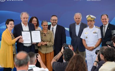 Rio de Janeiro (RJ), 24/01/2024 - Autoridades posam com acordo assinado da iniciativa do Banco Nacional de Desenvolvimento Econômico e Social, BNDES AZUL, no navio de pesquisa da Marinha do Brasil, atracado na Praça Mauá, no Rio de Janeiro. Foto: Tomaz Silva/Agência Brasil