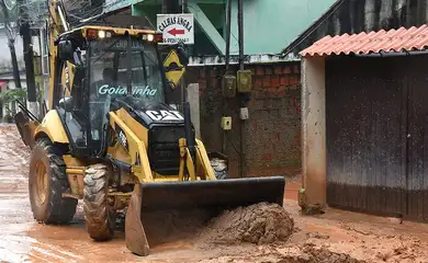 Escavadeira remove lama de Angra dos Reis