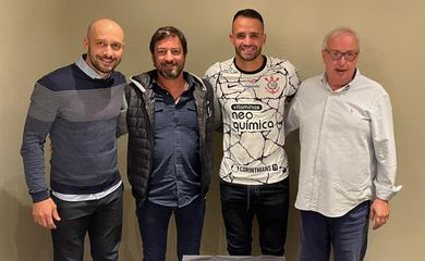 Renato Augusto assina com Corinthians