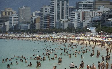 Banhistas combatem calor intenso com banho de mar na praia de Ipanema no último dia de 2014 (Fernando Frazão/Agência Brasil)