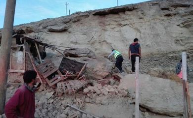 Resgate de uma das vítimas do terremoto que atingiu o Peru, em Arequipa, no Sul do país