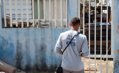 Brasília - O leiturista Welson Silva, um dos 244 funcionários da CEB, alerta os moradores sobre possíveis focos do mosquito Aedes aegypti (Fabio Rodrigues Pozzebom/Agência Brasil)
