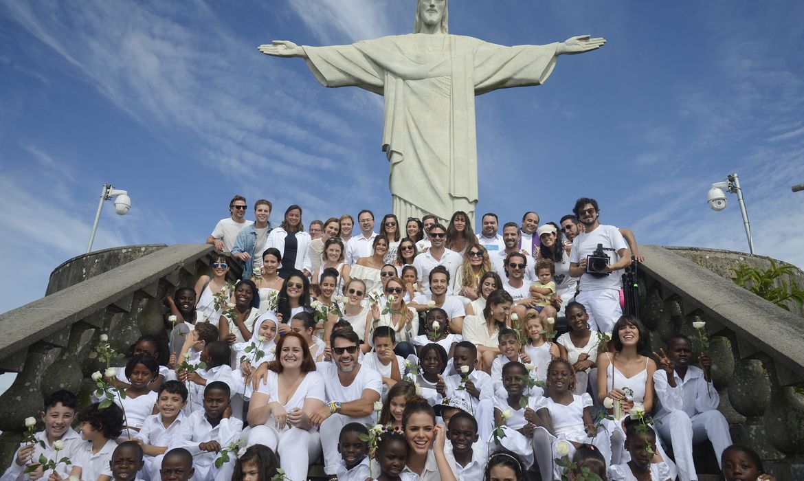 Rio de Janeiro - Ato pela Paz reúne artistas e crianças refugiadas, no Cristo Redentor, para lembrar os 6 anos de guerra na Síria  (Tânia Rêgo/Agência Brasil)