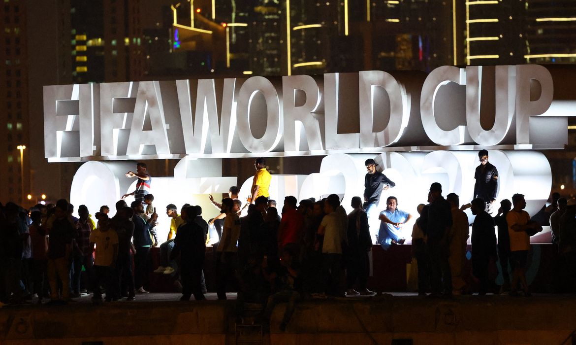 Torcedores em praça de Doha, no Catar