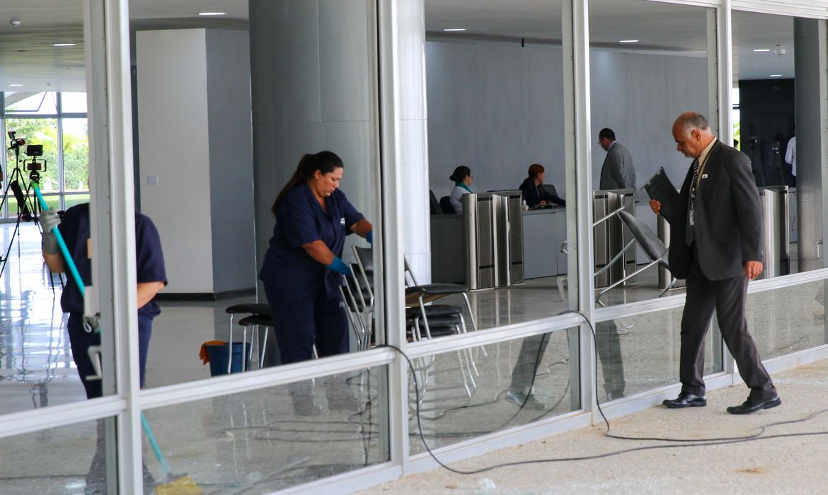 Funcionários fazem reparo e limpeza no Palácio do Planalto após atos terroristas no ultimo domingo