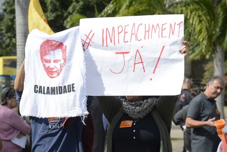 Rio de Janeiro - Grupo protesta em frente à prefeitura do Rio de Janeiro pedindo impeachment do prefeito Marcelo Crivella 