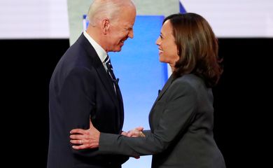 Joe Biden, candidato democrata à Presidência dos EUA, ao lado da senadora Kamala Harris