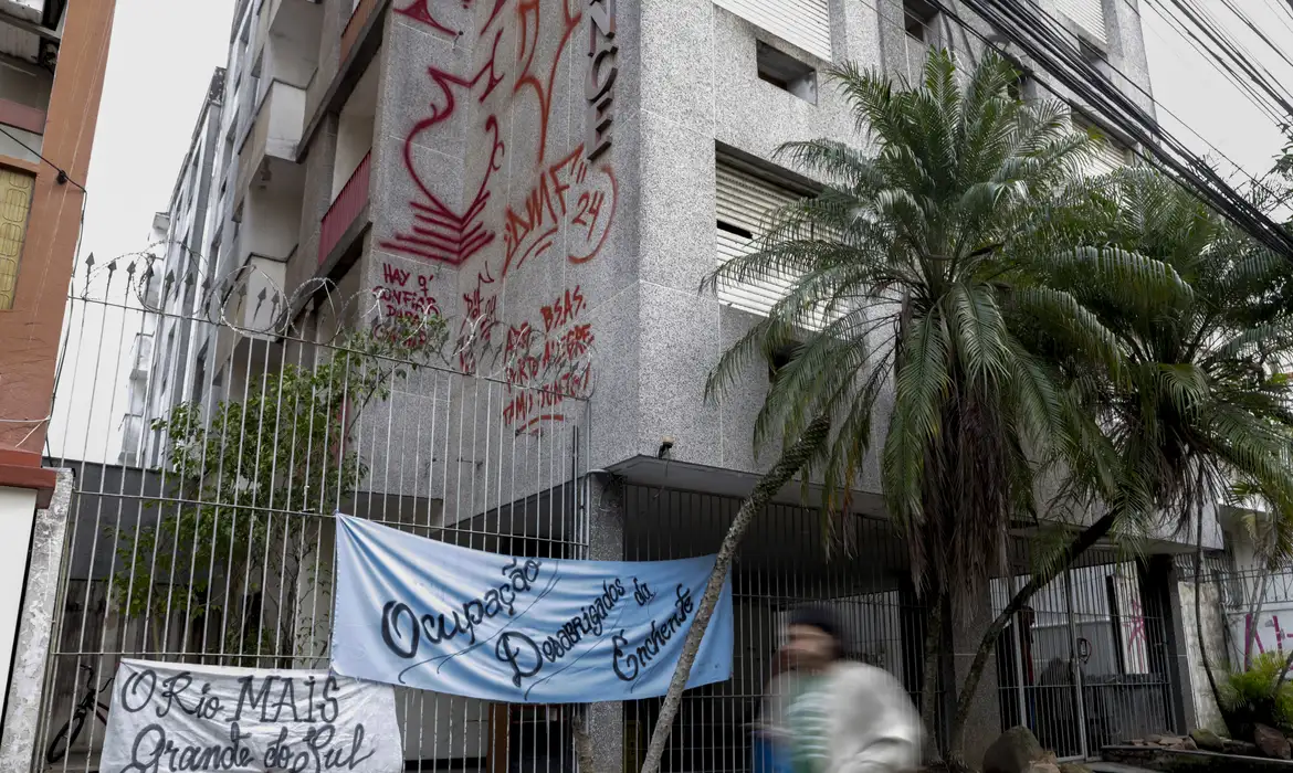 Porto Alegre (RS), 19/06/2024 - Fachada do prédio aonde vivem integrantes da ocupação O Rio Mais Grande do Sul. Foto: Bruno Peres/Agência Brasil