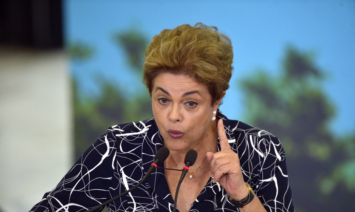 Brasília – A presidenta Dilma Rousseff fala durante a cerimônia de contratação de 25 mil unidades habitacionais do programa Minha Casa, Minha Vida (José Cruz/Agência Brasil)