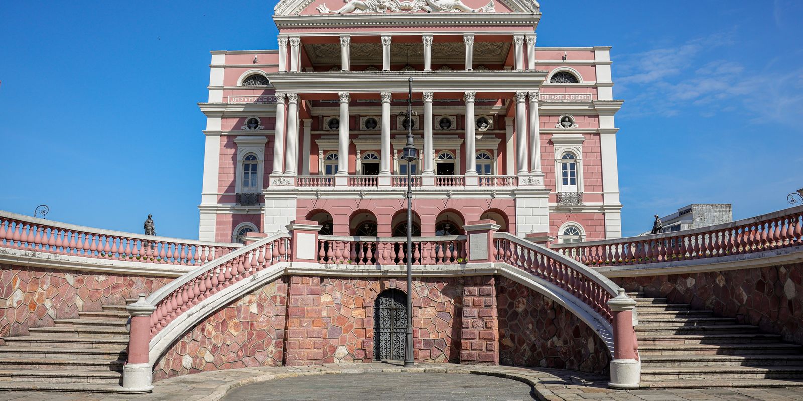 Manaus sedia o maior festival de ópera da América Latina.