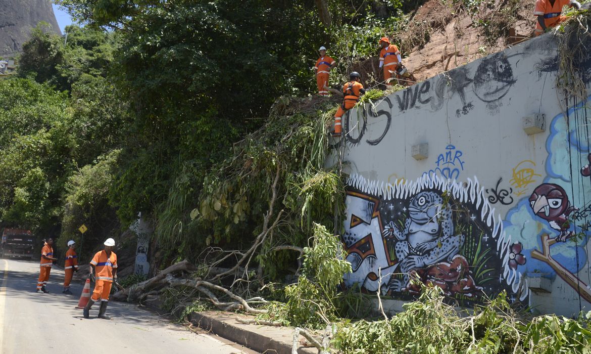 Avenida Niemeyer, em São Conrado, foi parcialmente liberada hoje (9). O tráfego na via é feito de maneira reduzida. Equipes da prefeitura trabalham na contenção das encostas, remoção da lama e retirada de árvores com ameaça de queda.