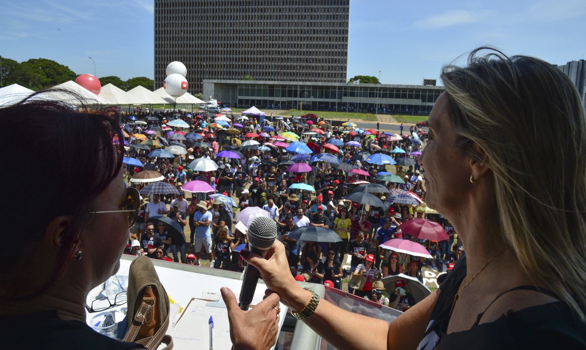 Brasília - Professores do Distrito Federal fazem assembleia para avaliar e decidir os rumos do movimento grevista (Elza Fiuza / Agência Brasil)