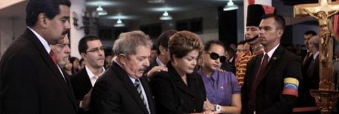 A presidenta Dilma Rousseff e o ex-presidente Luiz Inácio Lula da Silva participam do velório do presidente venezuelano Hugo Chávez