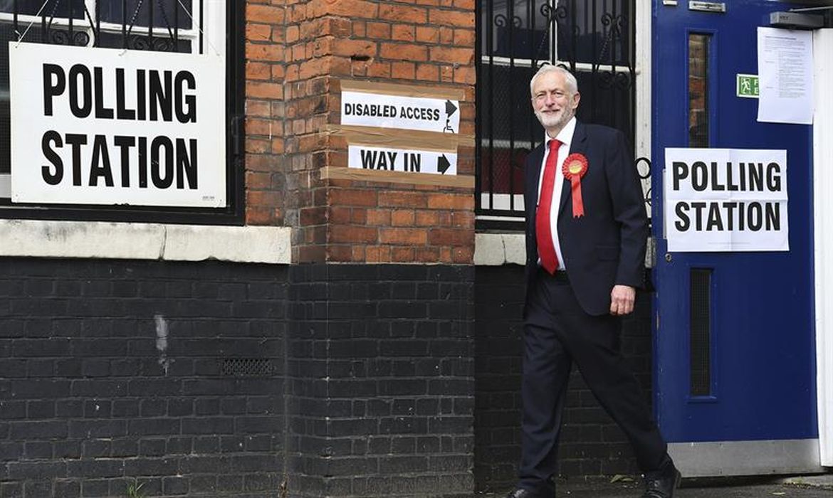 O líder do Partido Trabalhista Jeremy Corbyn chega ao colégio eleitoral no norte de Londres