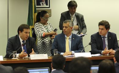 Presidente da Câmara, Rodrigo Maia, os deputados  Evair Vieira de Melo e Enrico Misasi, participam da instalação da comissão especial que vai debater o projeto que altera o marco legal do saneamento básico no País (PL 3261/19). 