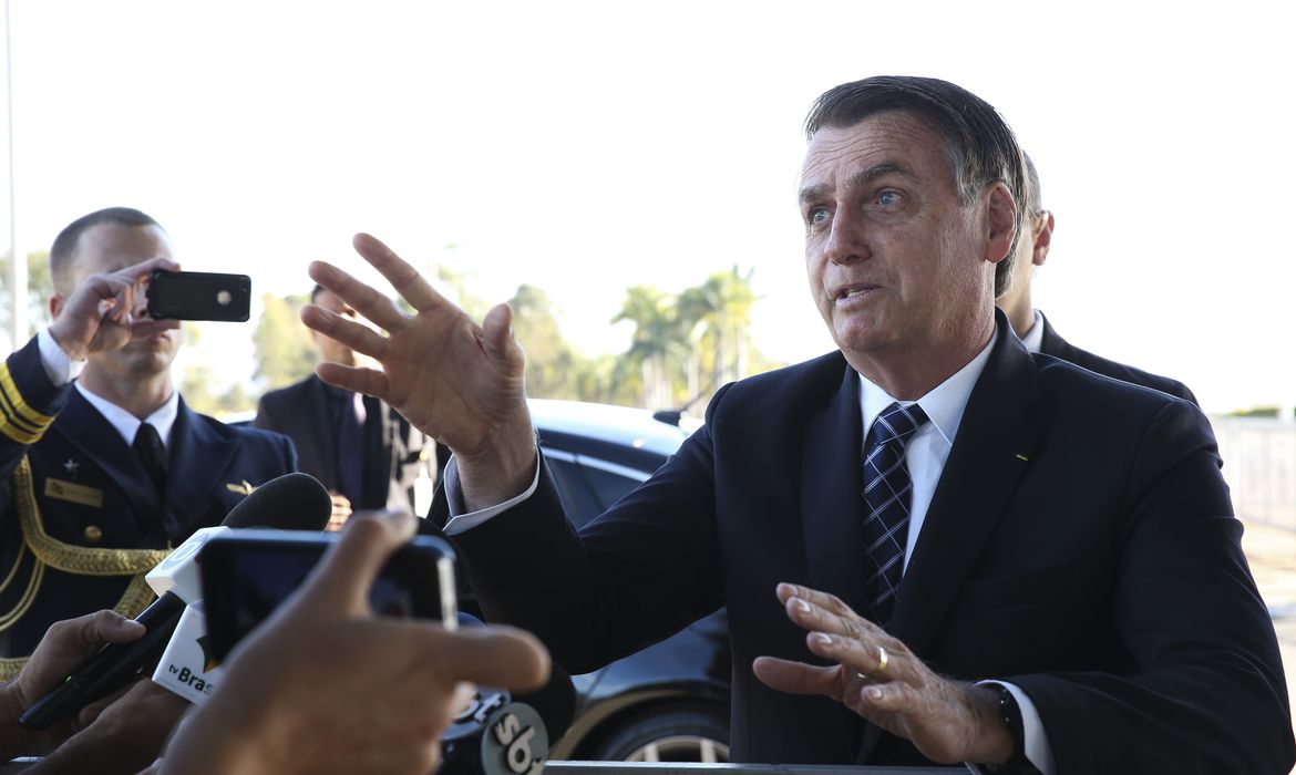 Presidente Jair Bolsonaro, fala à imprensa ao sair do  Palácio da Alvorada