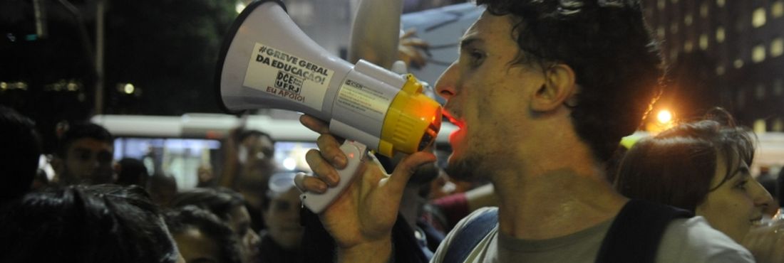 Manifestante manda seu recado para público do protesto no rio de Janeiro