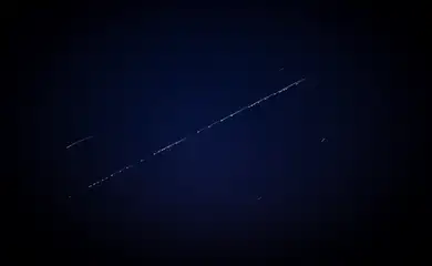 Constelação de satélites Starlink no céu noturno.