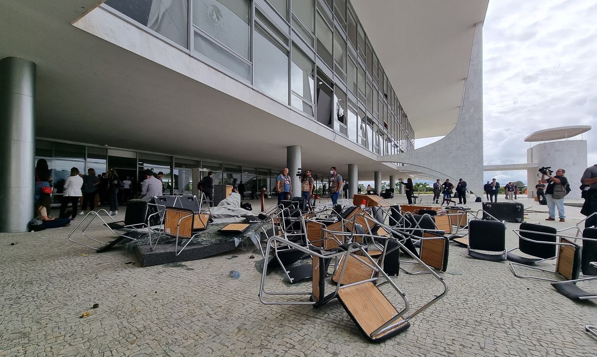 Uma visão geral mostra móveis e janelas danificadas no  Palácio do Planalto, após as manifestações que ocorreram no ultimo domingo na capital federal 