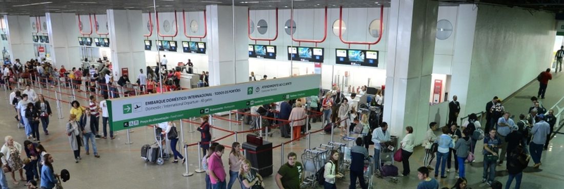 Brasília - Movimentação de passageiros no Aeroporto Internacional de Brasília-Presidente Juscelino Kubitschek é tranquila nesta segunda-feira (23)