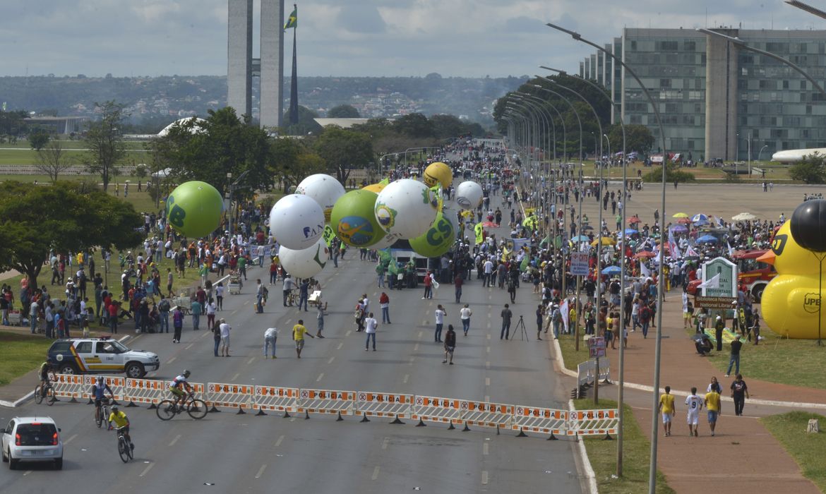 Brasília - Ato de protesto contra as reformas trabalhista e da Previdência Social promovido pelas centrais sindicais, na Esplanada dos Ministérios (Marcello Casal Jr/Agência Brasil)