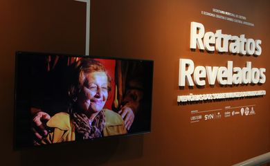 São Paulo (SP), 16/05/2025 - A Exposição “Retratos Revelados” mostra judeus sobreviventes do Holocausto que vivem hoje no Brasil. Ao lado de cada fotografia, é possível ler um resumo da biografia de cada sobrevivente retratado. Foto: Cadu Pinotti/Agência Brasil