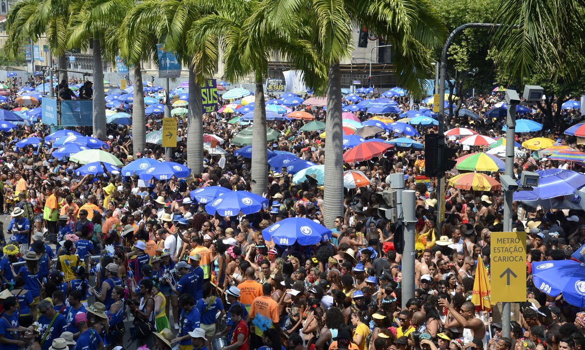  Monobloco arrasta multidão pelo centro do Rio.