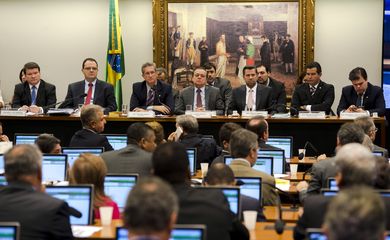 Brasília - O  ministro da Fazenda, Nelson Barbosa, e o professor de Direito Tributário da Universidade do Estado do Rio de Janeiro Ricardo Lodi, apresentam defesa da presidenta Dilma Rousseff durante reunião da Comissão Especial do