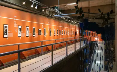 São Paulo (SP), 16/05/2025 - A Exposição “Retratos Revelados” mostra judeus sobreviventes do Holocausto que vivem hoje no Brasil. Ao lado de cada fotografia, é possível ler um resumo da biografia de cada sobrevivente retratado. Foto: Cadu Pinotti/Agência Brasil