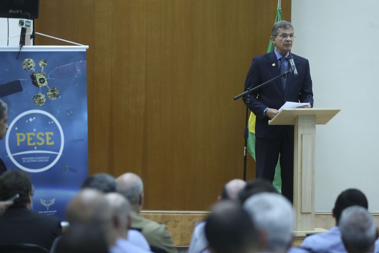 O ministro da Defesa, Joaquim Silva e Luna, discursa na cerimônia de assinatura do Programa Estratégico de Sistemas Espaciais (PESE).