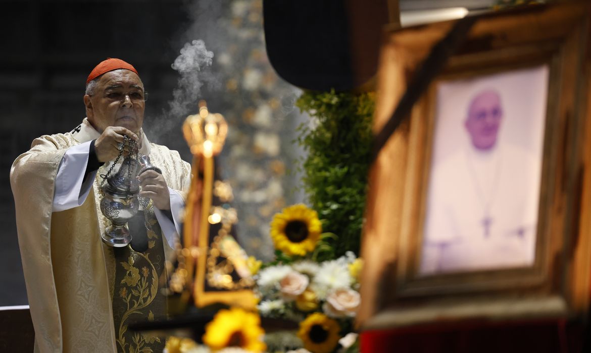 Rio de Janeiro (RJ), 21/04/2025 – O arcebispo do Rio de Janeiro, Cardeal Dom Orani João Tempesta, celebra missa em sufrágio do Papa Francisco na Catedral Metropolitana. Foto: Fernando Frazão/Agência Brasil