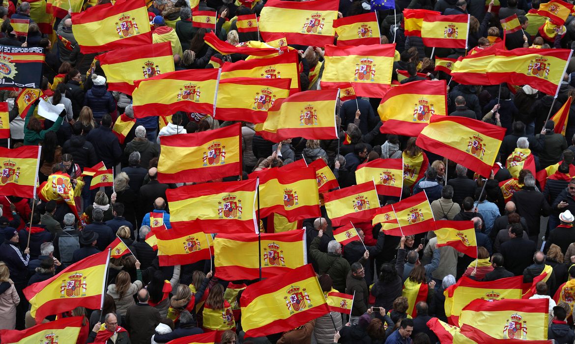Milhares de pessoas se reúnem durante um protesto convocado pelos partidos de oposição de direita contra o primeiro-ministro espanhol Pedro Sanchez, na praça Colon, em Madri, Espanha.